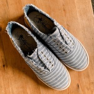 Women’s NWOT Striped Sneakers Size 7.5